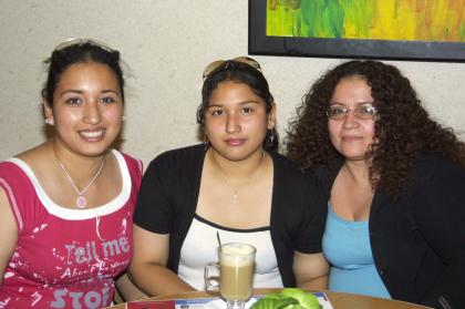 Leonor Valdés Esquivel, Irma Valdés Esquivel y Leonor Esquivel Ortiz.