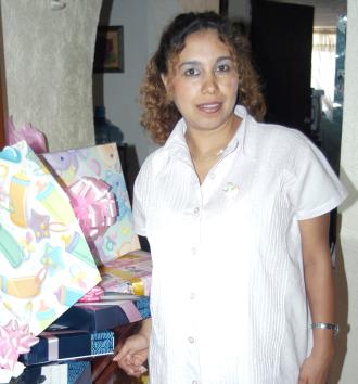 Dolores Canales de Barriada recibió numerosos obsequios, en la fiesta de regalos que le ofrecieron en días pasados.