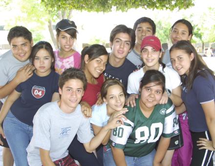 Alumnos de la secundaria La Luz del ITESM, en una fotografía con motivo del Día del Estudiante.