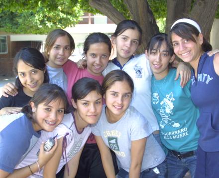 Ana Ortiz, Laura Ade, Gaby Gardea, Isabel Beuchot, Michell Mendoza, Ale Miranda, Elisa Cuatri y Gaby Rubio, en la secundaria La Luz del ITESM.