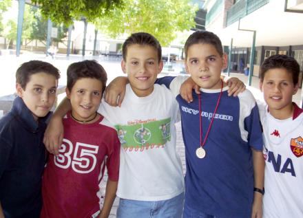 Damián Borboglio, Andrés Pámanes, Alfonso Arriaga, Daniel Morales y Ricardo Morroquín, estudiantes del colegio Inglés.