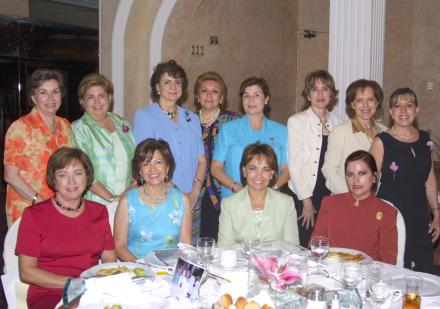 Integrantes del Club de Jardineria La Rosa en compañía de Rosa María de Férnandez, socia visitante de la ciudad de Tampico y de Elisa de Morales, actual presidenta de Clubes de jardinería del Estado de Coahuila.