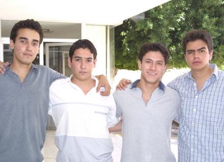 Luis Rivera, Luis Obregón, Federico López y Jesús Astorga, estudiantes del Instituto Cumbres.