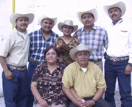 Francisco Cano Chavarría y Evangelina Garza de Cano en compañia de sus hijos Salvador, Juan Enrique, Francisco, Josefina y Óscar Cano, en pasado festejo familiar.