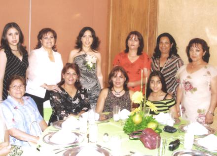 Nancy Ávalos en compañía de Paty Hernández, Denisse Ávalos, Guadalupe Hernández, Mayela Atilano, Nena Ledesma, Martha Ledesma, Ana Lilia Hernández, Juanis Hernández y Ana Karen Valdez, en su última despedida de soltera.