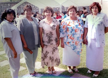 Esperanza Escalera, Dolores Vega, Rosa María Cruz, Patricia Valenzuela y Martha Olivia, captadas en pasado acontecimiento social.