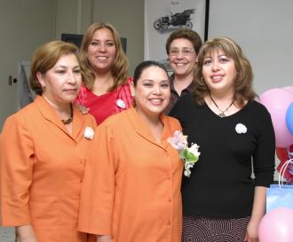  24 de mayo  
Véronica Leyva con las anfitrionas de su fiesta de canastilla, Jovita Herrera, Graciela Sifuentes, Marina Carrillo y Mayra Zamora.