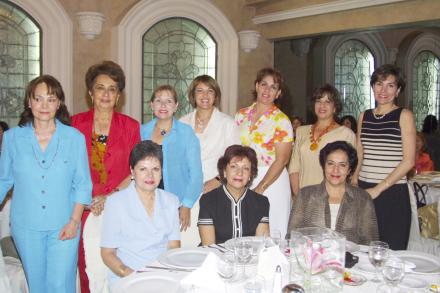 Leticia Barrera, Fátima Elías, Linda Elías, María Elena Metlich, Rosario S., Maga G., Tere Villar, Bertha Mijares, Georgina Salmón y Elizabeth T., en pasada reunión de jardinería.