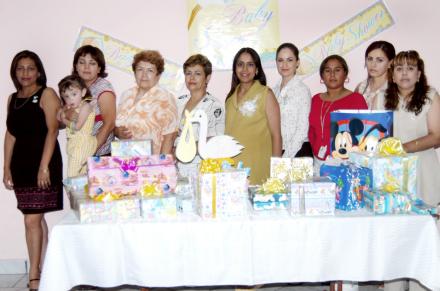 María Antonieta Medina de González, acompañada de algunas de las asistentes a su fiesta de regalos.