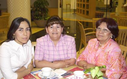 Mayra Valdés, Imelda Blanco y francis de Valdés.