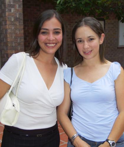 Mary Carmen Chávez y Alejandra Galán.