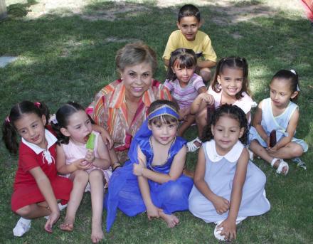 Andrea Zermeño Velarde en compañia de su abuelita Blanca Rosa Rodríguez de Velarde y de sus amiguitos del colegio.