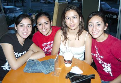  28 de mayo  
Carla Macías, Renata Calderón, Valeria Trasfí y Lucero Macías.