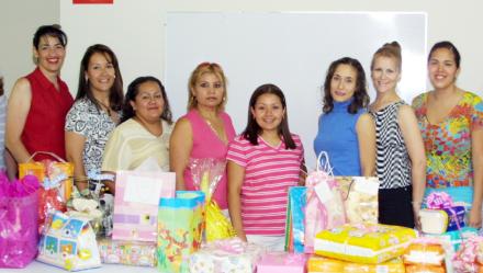 Karla Janeth García de López, acompañada de algunas de las asistentes a su fiesta de regalos.