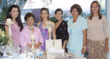 La festejada acompañada de Cuquis Ruiz de Barraza, Concepción Fernández de Ruiz, Maribel Ruiz de Borja, Marisela Moreno de Salcido y Liliana Salcido, en su festejo.