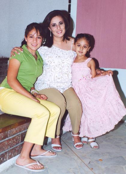 Georgina Solorio de Olazábal acompañada de su hermana cinthia Solorio garcía y de su hija Ana Sofía olanzábal solorio, en la fiesta de canastilla que le ofrecieron.