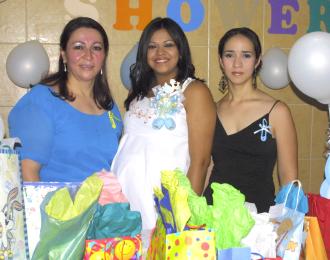 Esther Olivas de Macías con las organizadoras de su fiesta de regalos.