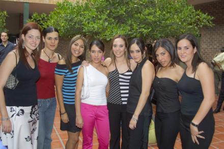 Karina, Elena, Vanessa, Fernanada, Adriana, Mecha, Valeria y Nathalie.