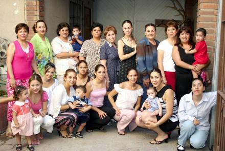 Montserrat Salas García, acompañada de algunas de las invitadas a su despedida de soltera.