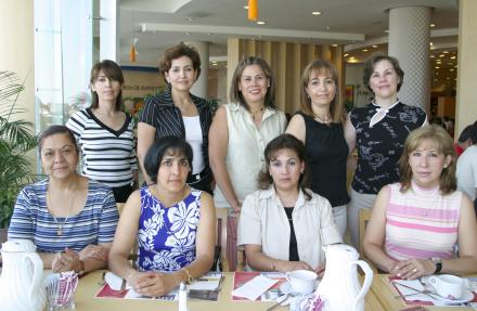 Tere Gómez, María Luisa Alcalde, Teresita Alanís, Vita Santoscoy, Graciela González, Lourdes Duarte, Diana Rivera, Leticia Romero y María del Socorro Ávila en reciente convivo social.