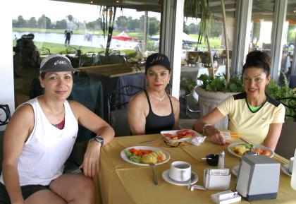 Belinda de Nahle, Marvella Severa y Susana de Russek.