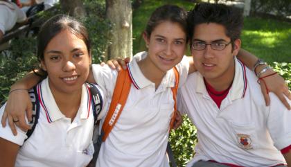 Ricardo Nevárez, Stephanie Rodríguez y Maggie de la fuente.