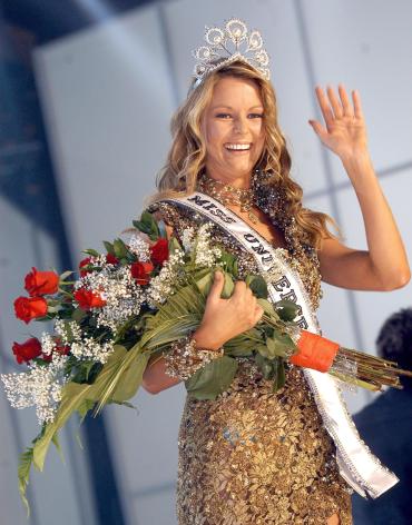 La australiana Jennifer Hawkins rompió todos los pronósticos al ser proclamada la mujer más bella del mundo y Rosalva Luna, Miss México, figuró entre las 15 finalistas.