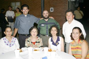 Marilú Zarzar, Tere de Reza, Ana María Ch. de Zarzar, Chelo de Jaik, Miguel Zarzar y los sacerdotes Luis Orozco y Ramón (Fotografía de Julio Hernández).