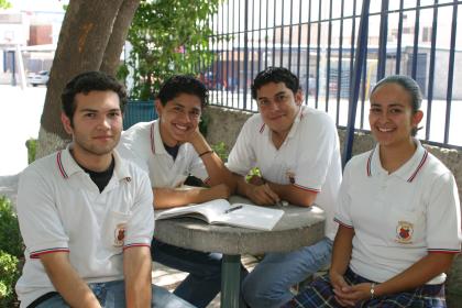  01 de Junio   
José García, Alberto Chávez, Manuel Ríos y Flor Siller.