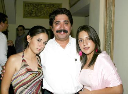 Ricardo Garrido y sus hijas Marijose y Laura.