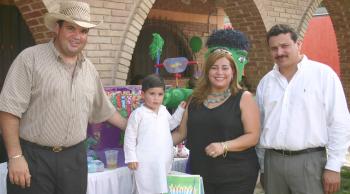 Ricardo Antonio MArtínez Rivera en compañía de sus papás, Ricardo MArtínez y Cecilia Rivera, en la fiesta de cumpleaños que le organizaron en días pasados.