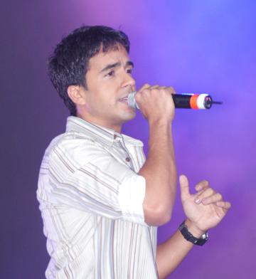 El cantante puertorriqueño Luis Fonsi hizo promoción a su más reciente compacto, 'Abrazar la vida'