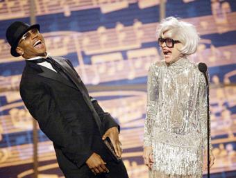 Cool J y Carol Channing presentaron el premio al mejor musical, que recayó en 'Avenida Q', una obra poco convencional con marionetas, que optaba a seis premios, de los cuales también obtuvo el de mejor libreto y mejor música original.