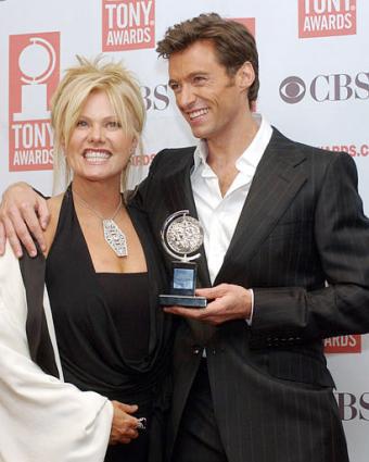 Hugh Jackman que fue premiado como mejor actor de teatro por 'The Boy From Oz' celebra su triunfo junto a su esposaDeborra-Lee.