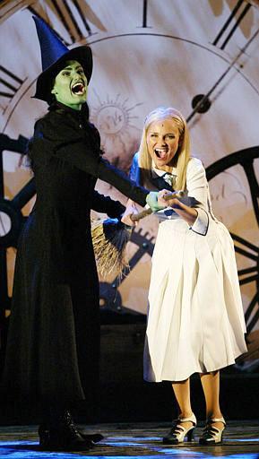 Idina Menzel, (izq) y Kristin Chenoweth de  'Wicked' dieron una 'probadita' de esta obra musical