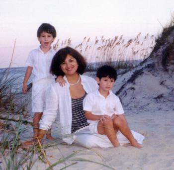 Lorena Acevedo de Harris con sus hijos Michael y Ryan, radicados en St. Simons Islas Doradas de Georgia, quienes se encuentran de visita en la Comarca Lagunera.