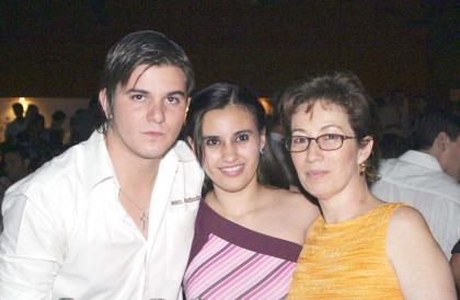 Beatriz García Loo acompañada de su mamá Beatriz Loo de la Garza y de su hermano Luis García Loo.