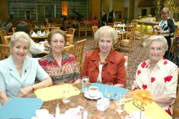 Güera Teele, Elvira de González, Güera de Jiménez y Güera Veyán, conviviendo en un restaurante local.