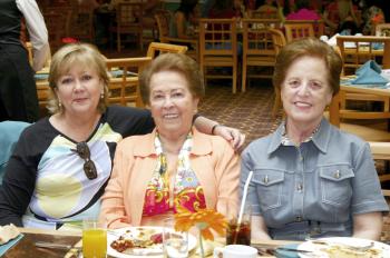 Milagros de Tricio, Josefina de Martínez y Pily de Rodríguez.