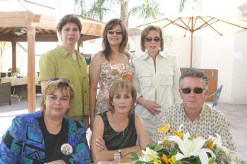 Guillermo Humphrey, María Esther Humphrey, Ivone Ruiz, Marcela Humhrey, Malule Veyán y Laura Humphrey, en pasado festejo.