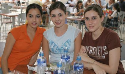  12 de Junio   
Mariana Larrinaga, Mariana Jiménez y Pili González