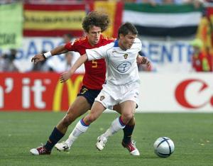 Ante la superioridad técnica de los ibéricos, la defensa rusa fue amonestada en su totalidad, incluso Roman Sharanov se fue a las regaderas, al impedir el segundo gol de los españoles, en los botines de Fernando Torres.