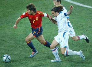 Íker Casillas fue un espectador más, pues los rusos apostaron por el contragolpe, en base a los trazos de Aleksandr Mostovoi, quien nunca pudo encontrar un espacio para surtir de balones al flamante monarca de la Liga de Campeones de Europa, Dmitri Alenichev.