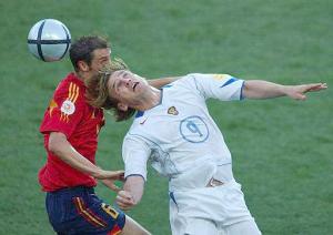 El jugador del Valencia, Vicente Rodríguez, fue una constante pesadilla por el sector izquierdo, donde se dedicó a driblar, desbordar y regatear a cuantas playeras blancas se le pusieron enfrente, sólo que Raúl y Morientes no estuvieron acertados en los remates.