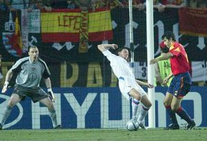 La Furia Roja, prácticamente jugó como local en de la ciudad de Faro Loulé, la cual está muy cerca de la frontera española y se lanzó al ataque desde el silbatazo inicial del suizo Urs Meier, ante unos rusos muy frágiles en su defensa, debido principalmente a la baja por lesión de su capitán Víctor Onopko.