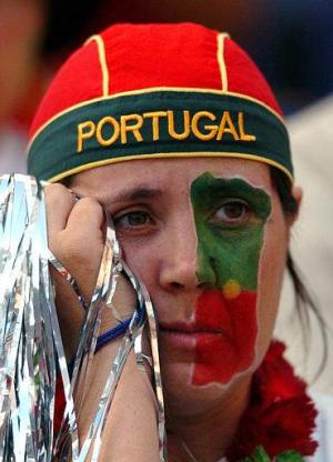 Los portugueses pasaron  en 90 minutos de la euforia patriótica, con miles de banderas, gorras, bufandas, 'pins' y otros signos del espíritu colectivo, al fiasco de la derrota de su selección ante Grecia en el partido inaugural de su Eurocopa, que cayó como un 'jarro de agua fría'.