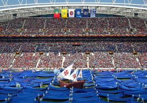 El mar, símbolo de vida y libertad, fue el protagonista de la ceremonia de apertura de la Eurocopa de Portugal 2004.
Durante unos minutos el Estadio del Dragón se convirtió en un océano, con peces y olas incluidas que fue surcado por una carabela, que capitaneada por los portugueses descubrió, hace más de 500 años, nuevos mundos.