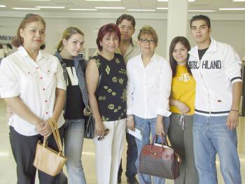 Norma y Alexander Schmidt viajaron a Alemania y fueron despedidos por Ivonne, Lucy, Cristina y Fernanado.