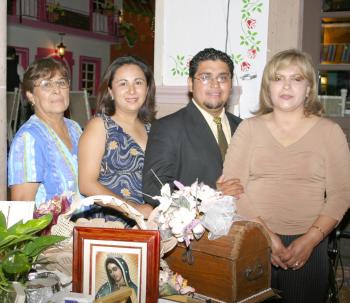  17 de Junio   Sandra Patricia Esparza Balderas y Sergio Érik Sánchez García fueron festejados con una despedida de solteros ofrecida por Guadalupe García y Herlinda Balderas.