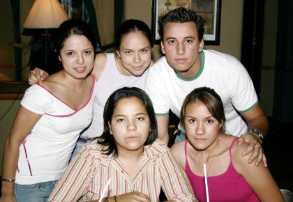  17 de Junio   
Mara Alvarado, Lorena Gómez, Lorena Ríos, Cheko Vargas y Liliana Padilla.